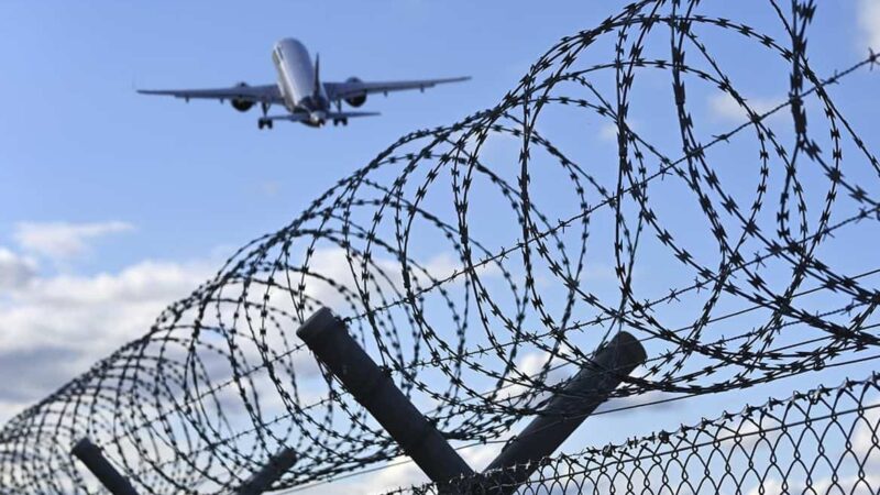 Депортация, выдворение из страны и запрет на въезд: в чем разница и какие могут быть последствия