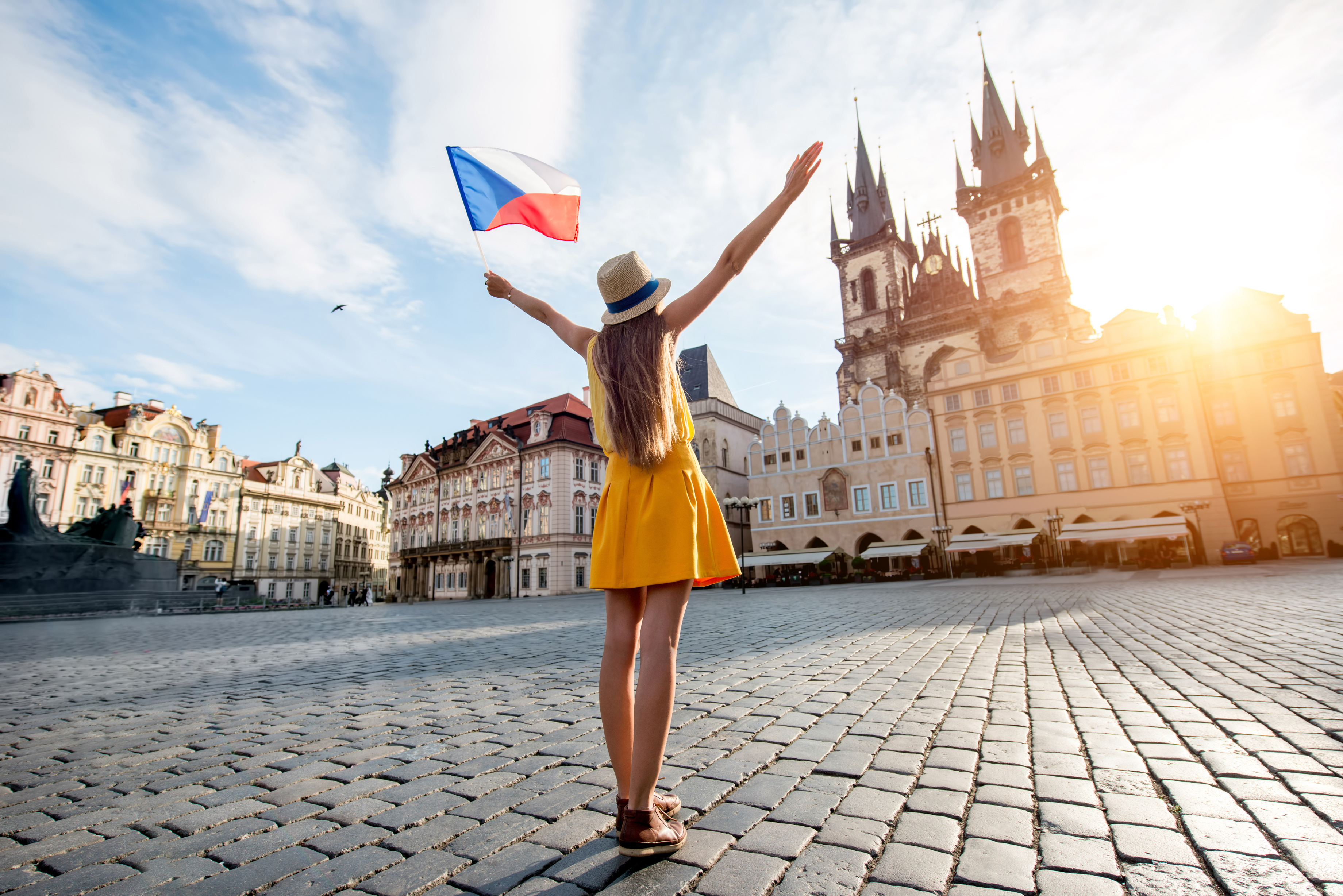 Девушка с флагом Чехии, где можно оформить ВНЖ через работу