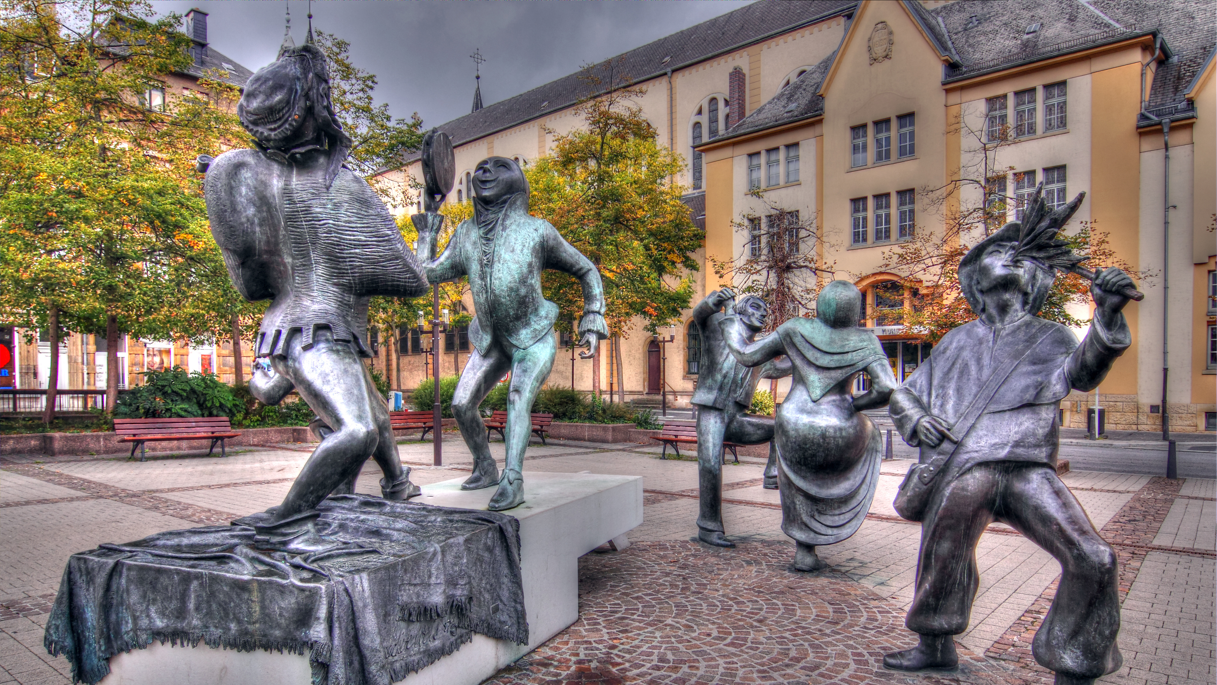 Скульптуры в Люксембурге, ПМЖ которого могут получить россияне, украинцы и белорусы