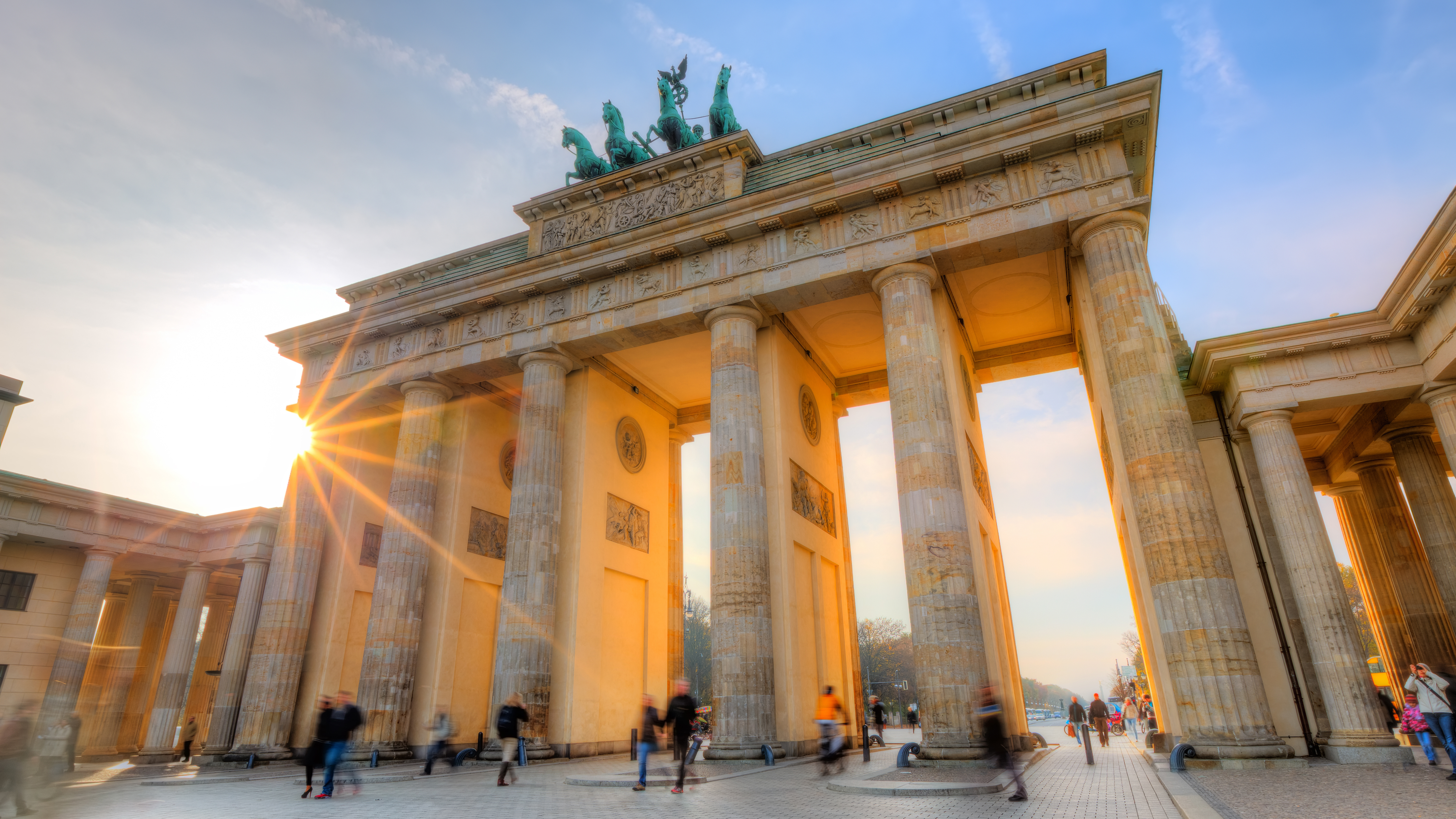 Бранденбургские ворота, как символ Германии, ВНЖ которой могут получить россияне