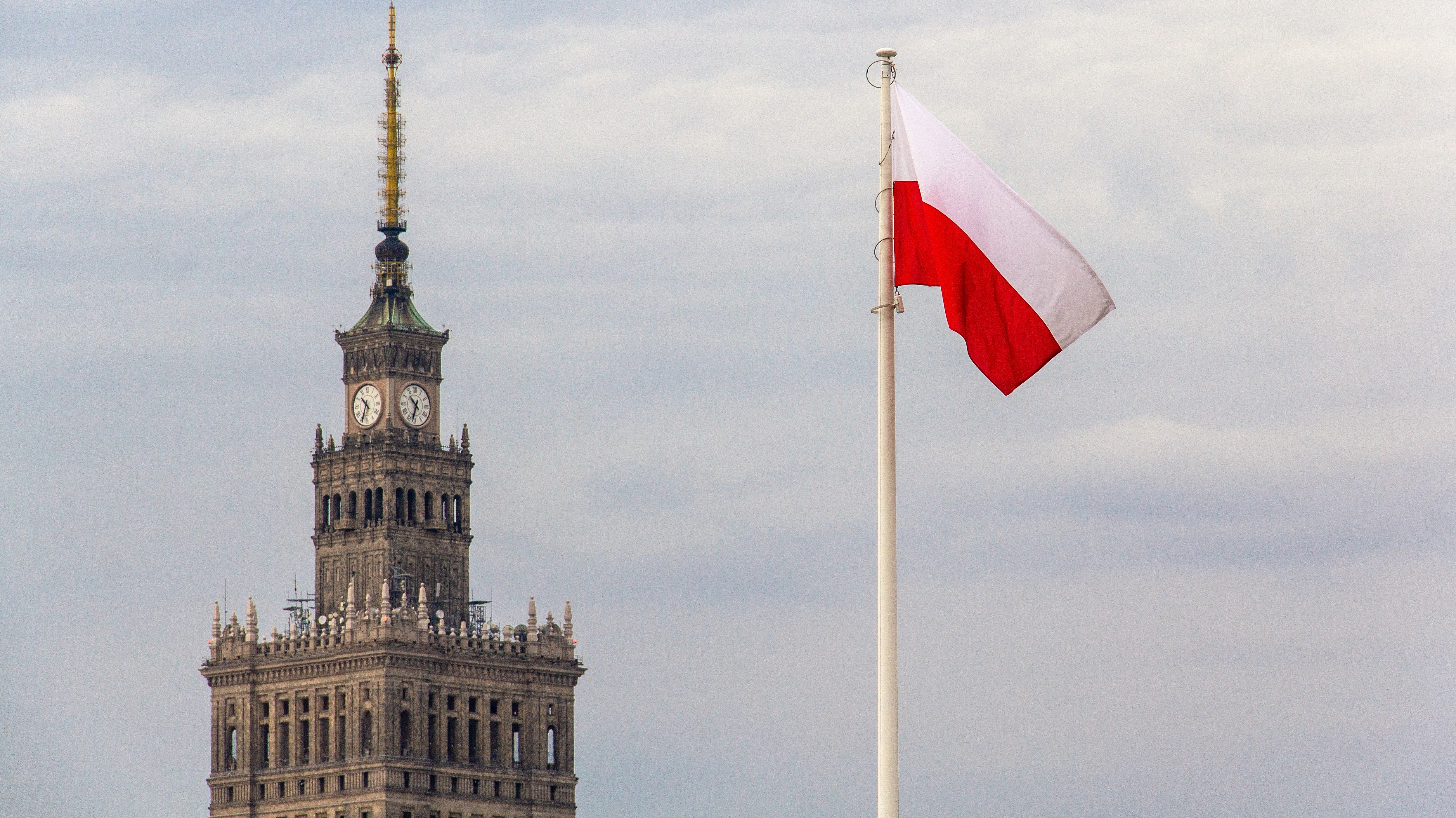 Главная достопримечательность Варшавы и флаг Польши, в которой можно оформить ВНЖ