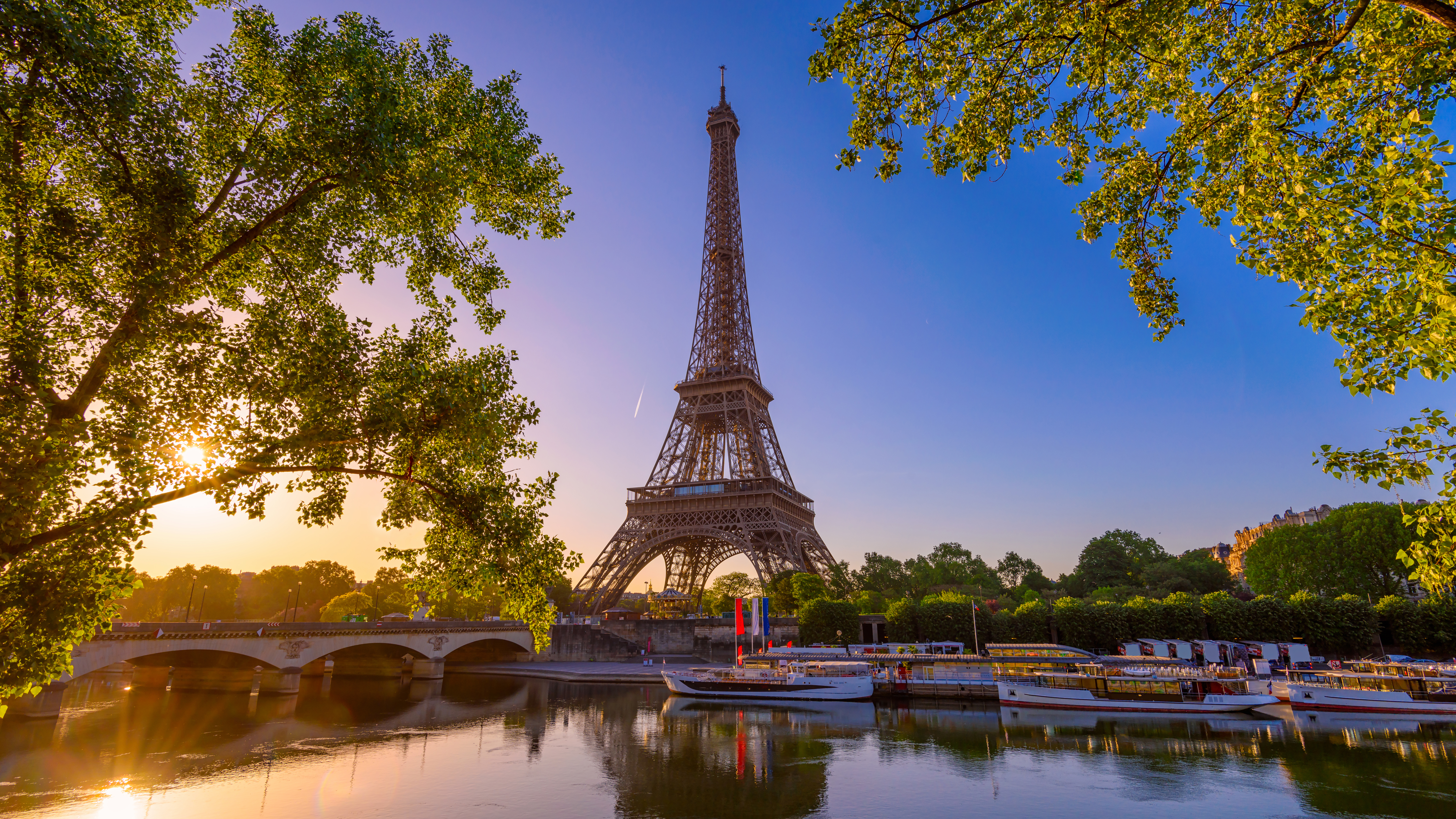 Эйфелева башня символ Франции, ВНЖ которой могут получить россияне