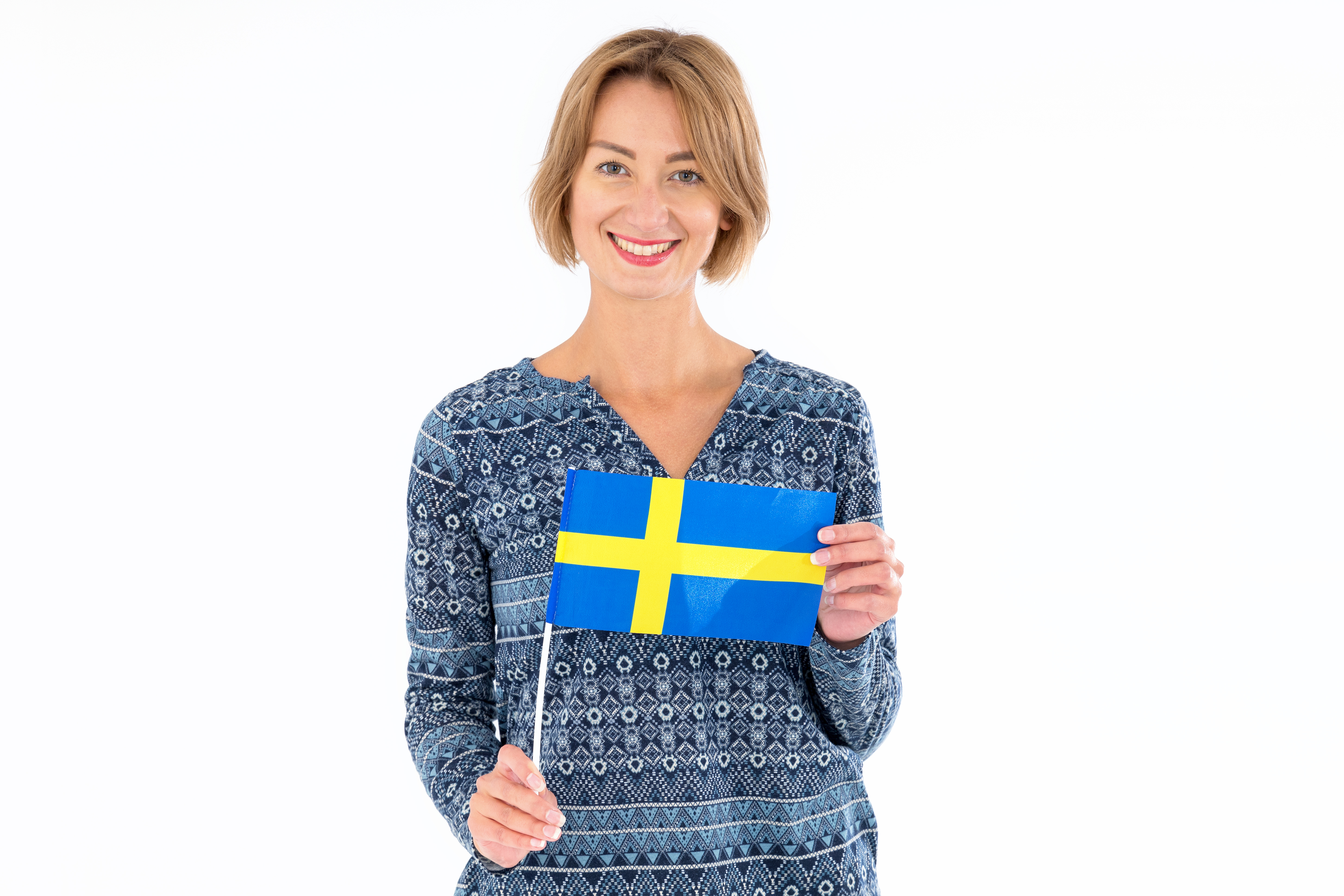 Девушка с флагом Швеции, где для учебы иностранцам надо оформлять студенческую визу