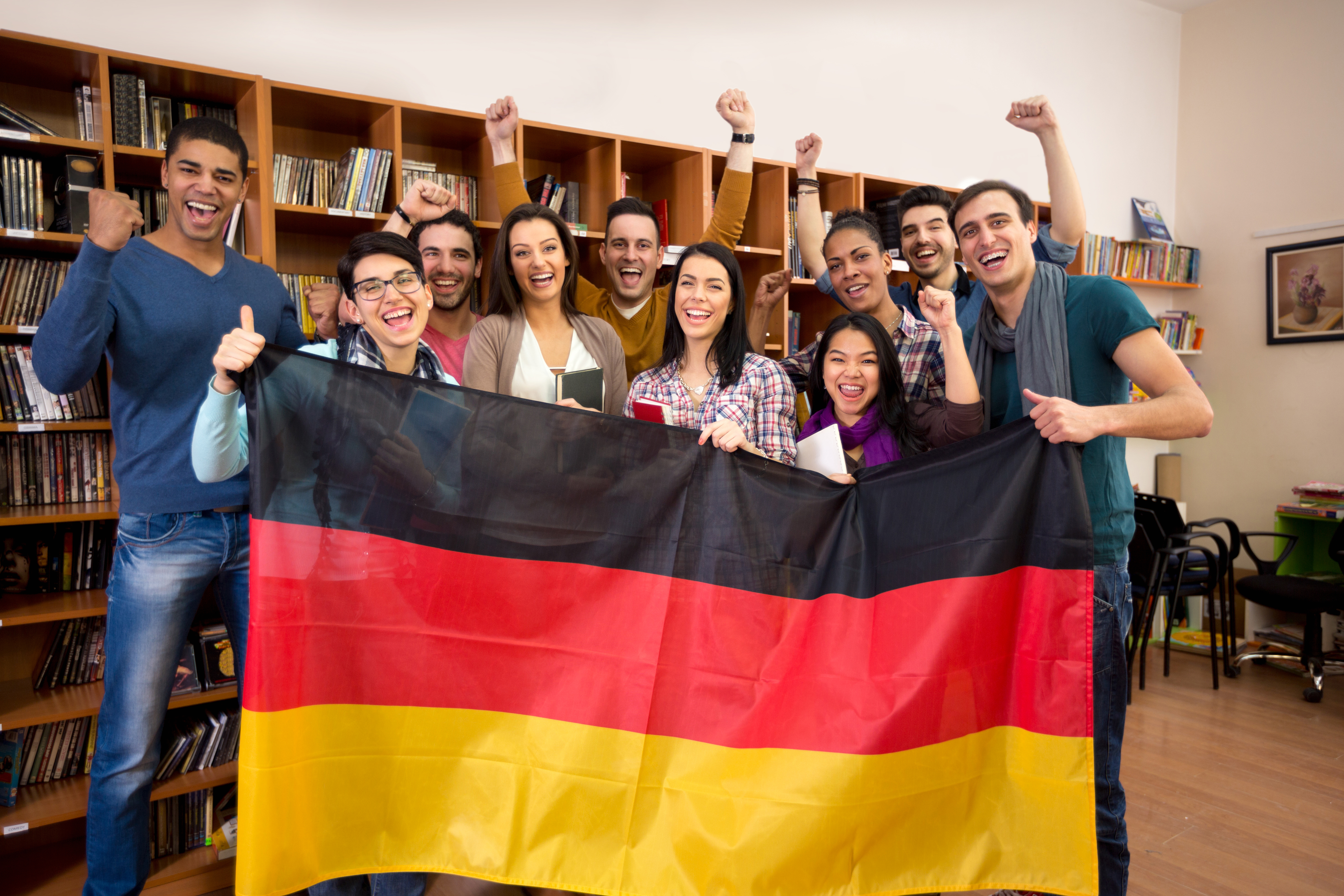 Студенты с флагом Германии, ПМЖ которой можно получить через образование
